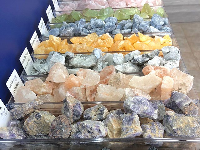 Maison du cadeau ésotérique mille et une pierres - Nous avons une très  grande variété de cristaux! Il y a aussi beaucoup de nouvelles pierres qui  sont entrées. Venez nous voir 😊🙏🏻🌸 #